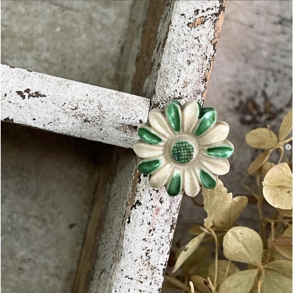 Vintage Push Pins Plastic Celluloid Flower Daisy Green White Cream SET OF 5